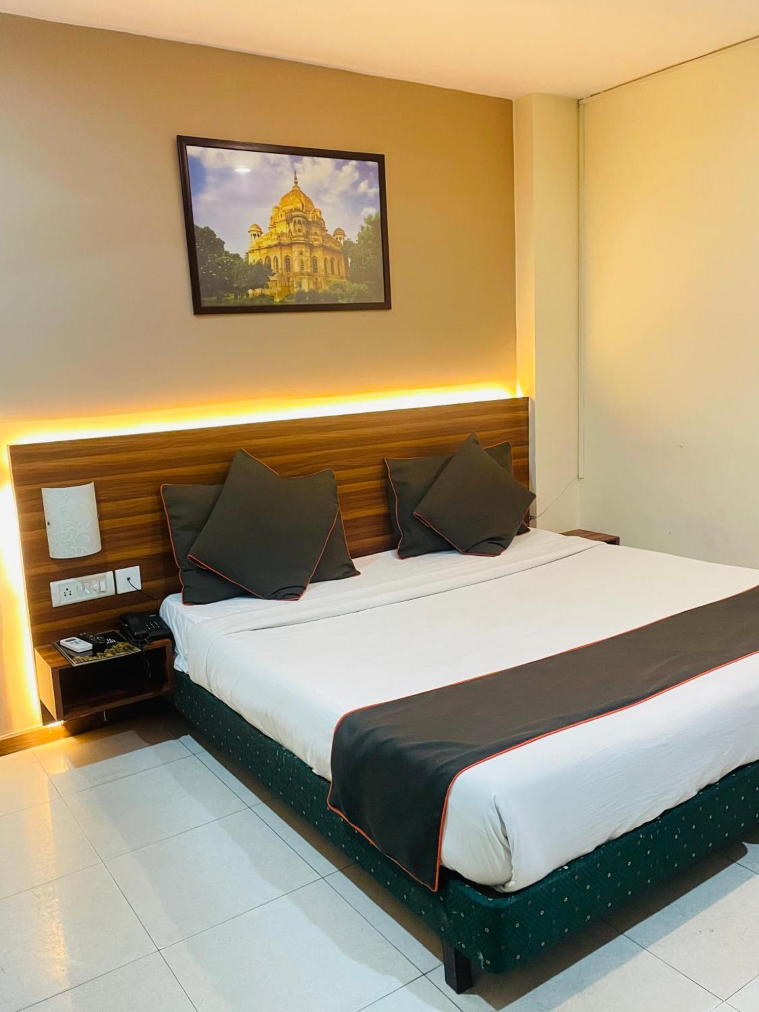 The Royal Presidency Inn Lucknow Exterior foto